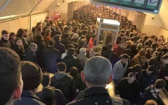 Metroda qorxulu anlar - Azyaşlı uşaq yıxıldı