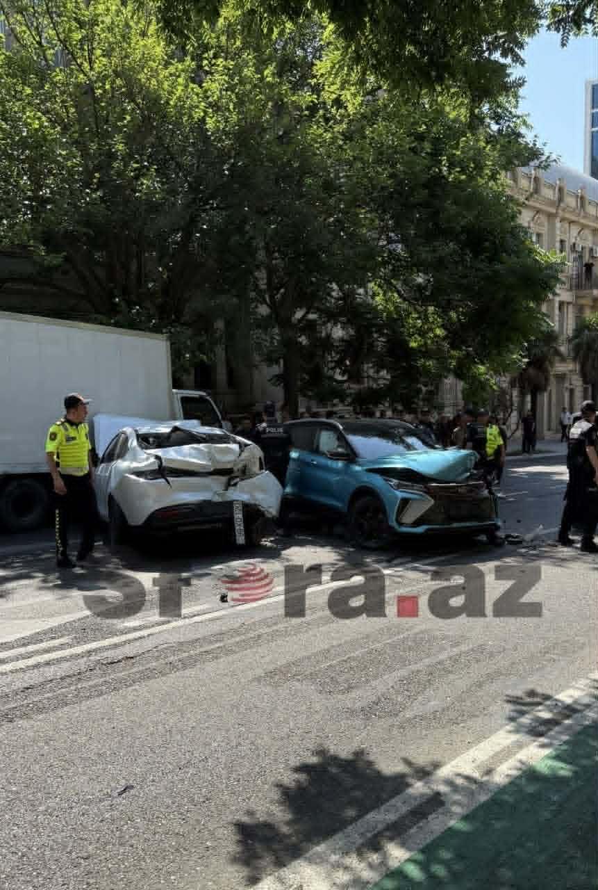 Cəfər Cabbarlı küçəsində ağır qəza – Avtomobillərə ciddi ziyan dəydi