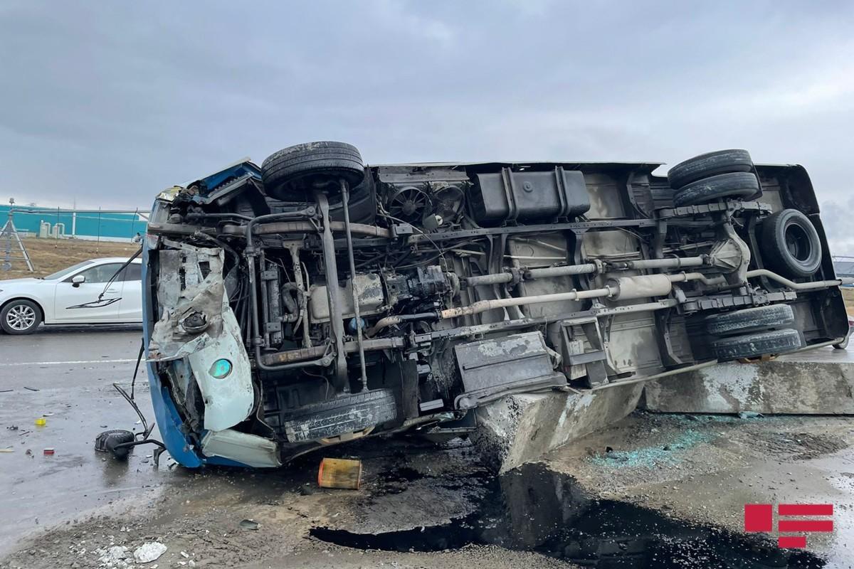 Göygöldə mikroavtobus aşdı: xəsarət alanlar var