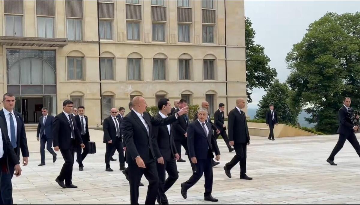 İlham Əliyev və Sərdar Berdiməhəmmədovun Şuşa gəzintisindən görüntülər