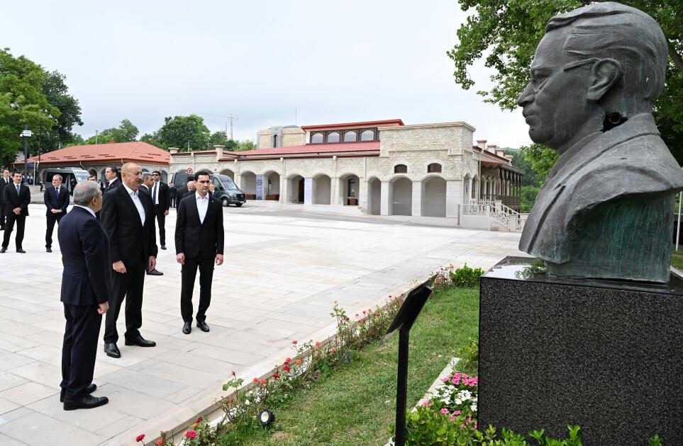 Prezidentlər Şuşada Azərbaycanın tanınmış şəxsiyyətlərinin güllələnmiş büstlərinə baxıblar