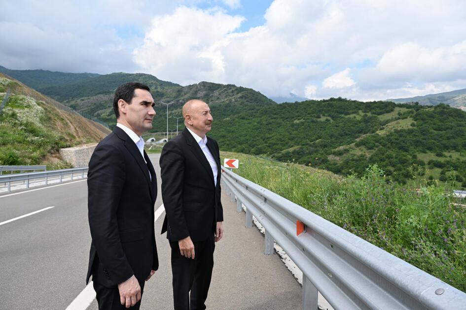 Azərbaycan və Türkmənistan Prezidentləri Daşaltı kəndinin fonunda şəkil çəkdiriblər