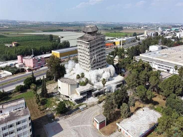 48 illik bina saniyələr ərzində yox oldu - Foto