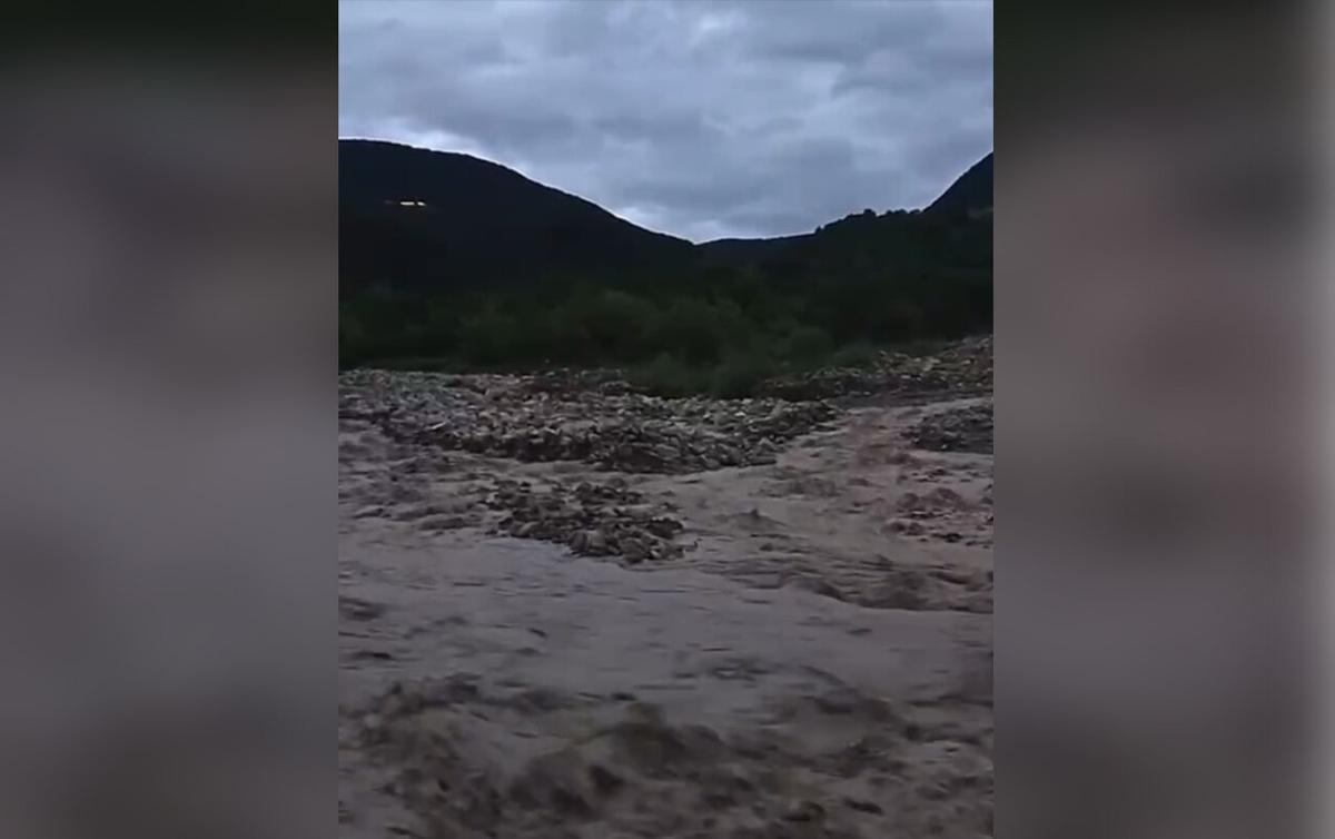 Şamaxıda Ağsu çayı daşdı: İnsanlar yollarda qaldı - VİDEO