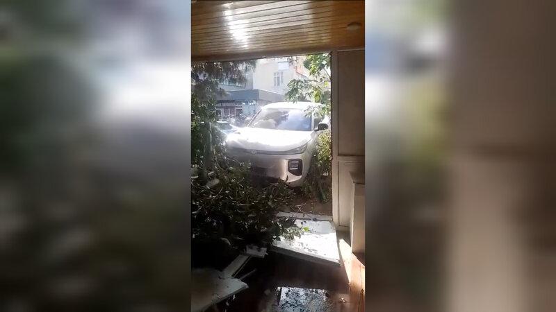 Sumqayıtda qəza: Minik avtomobili restorana çırpıldı - VİDEO