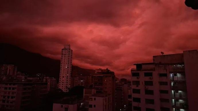 Səma al rəngə boyandı - FOTO