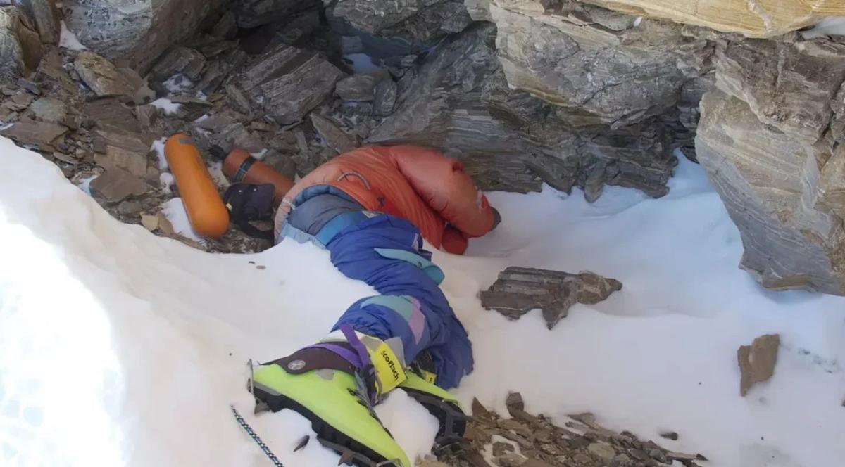 Everestdə alpinistin cəsədinin axtarışlarına yenidən başlanıldı
