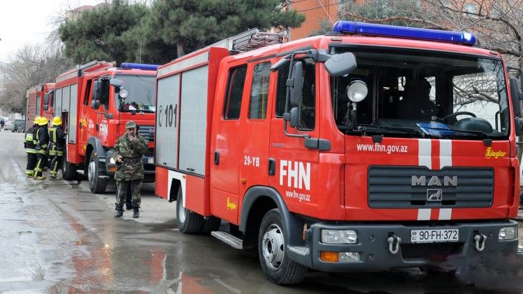 Bakıda yaşayış kompleksinin həyətində yanğın olub, avtomobillərə ziyan dəyib
