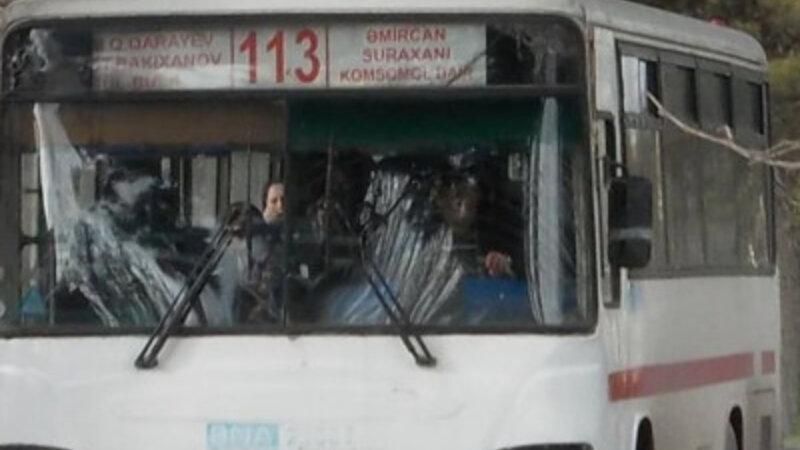Bakıda sərnişin avtobusu evə çırpıldı - 5 sərnişin xəsarət aldı