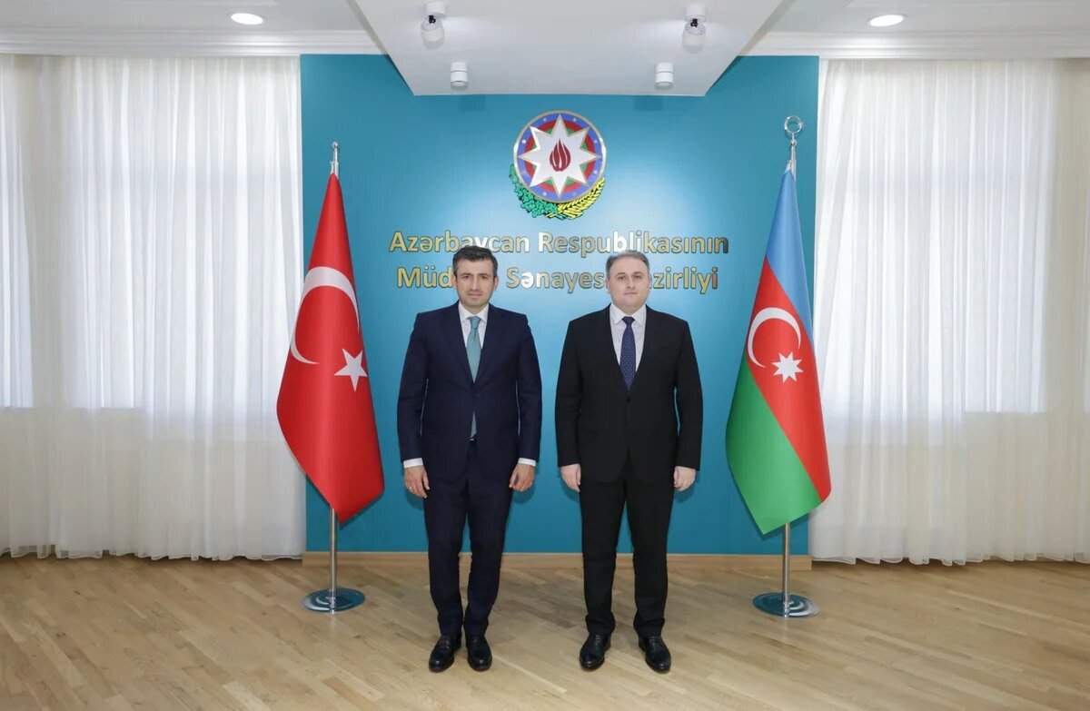 Hərbi-texniki əməkdaşlığı müzakirə etdilər - FOTO Hərbi-texniki əməkdaşlığı müzakirə etdilər - FOTO