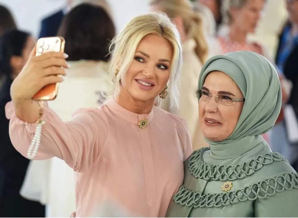 Ajda Pekkan NATO Zirvəsində sürpriz çıxışı ilə diqqətçəkdi Ajda Pekkan NATO Zirvəsində sürpriz çıxışı ilə diqqətçəkdi