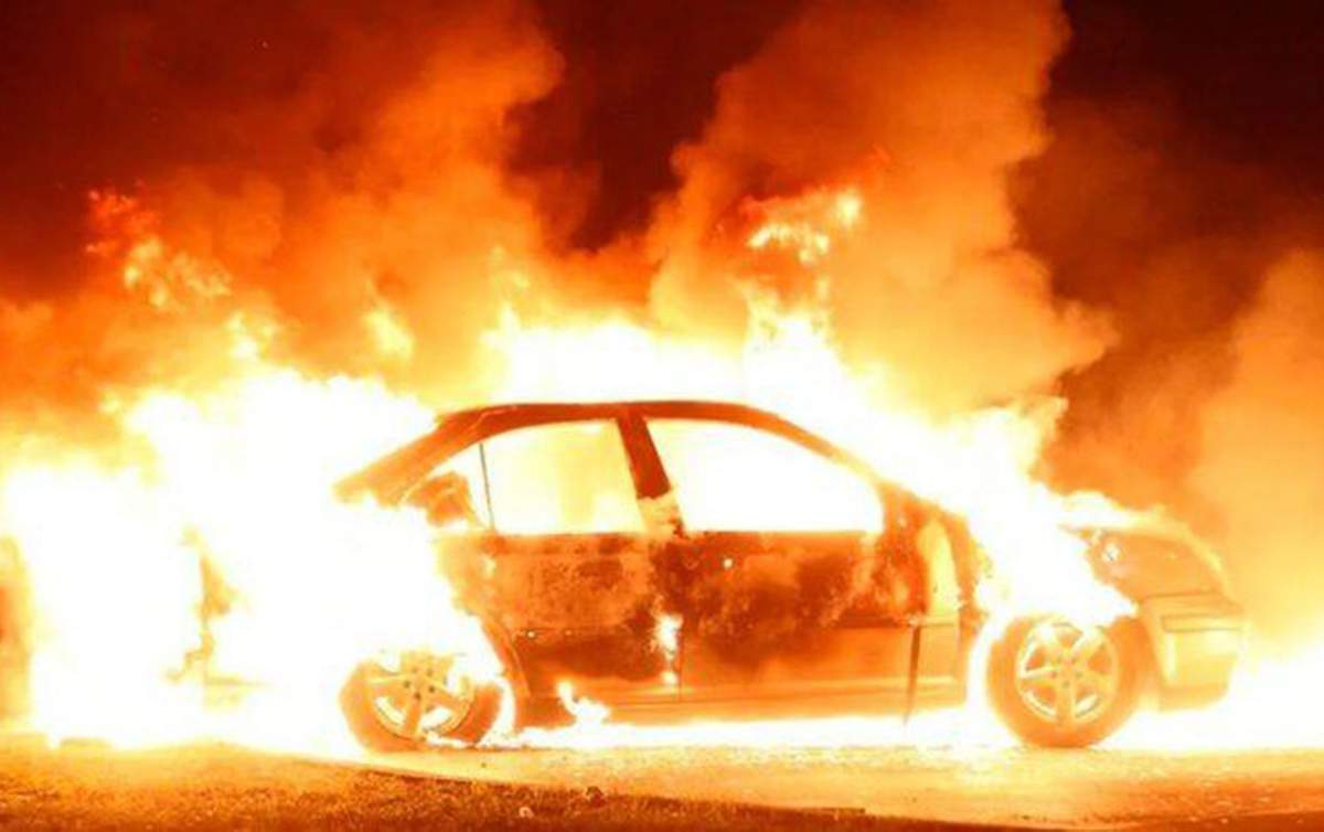 Ağdaşda “Mercedes” yanıb kül oldu Ağdaşda “Mercedes” yanıb kül oldu