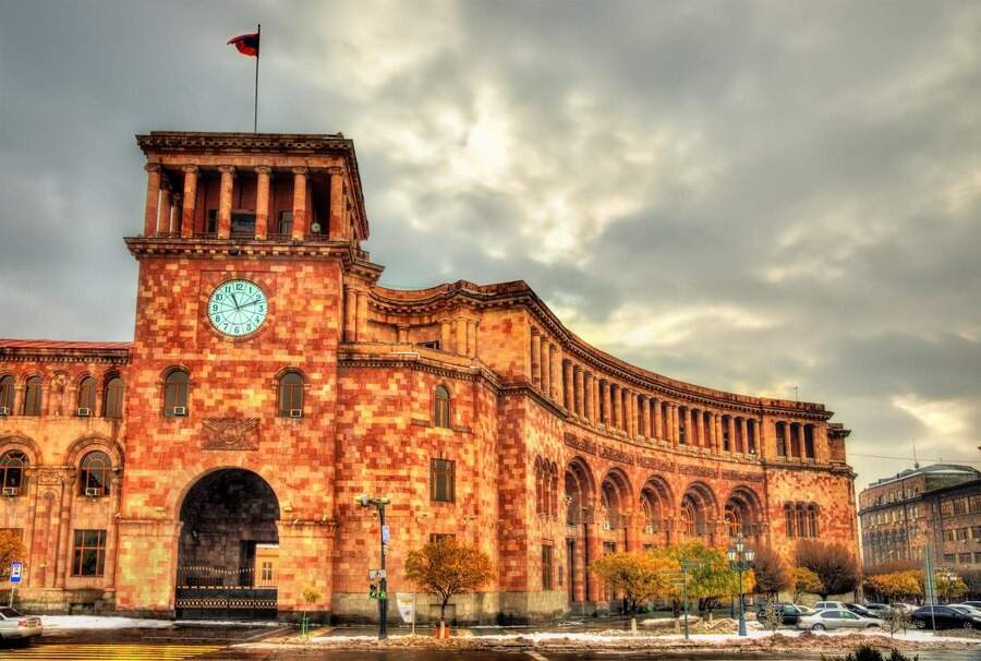 Yerevanın keçmiş meri məhkəmə önündə: 76 milyon ziyan vurub Yerevanın keçmiş meri məhkəmə önündə: 76 milyon ziyan vurub