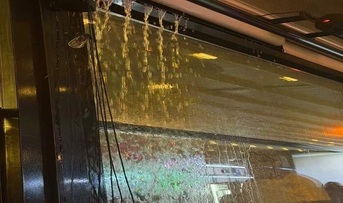 Bakıda məşhur restoranı su basdı - Video Bakıda məşhur restoranı su basdı - Video