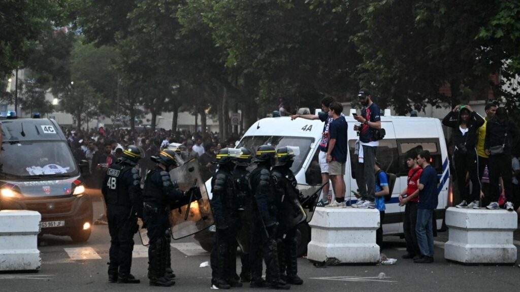 Fransa polisinə əlavə səlahiyyət verildi: Qumbaradan istifadə edəcək Fransa polisinə əlavə səlahiyyət verildi: Qumbaradan istifadə edəcək